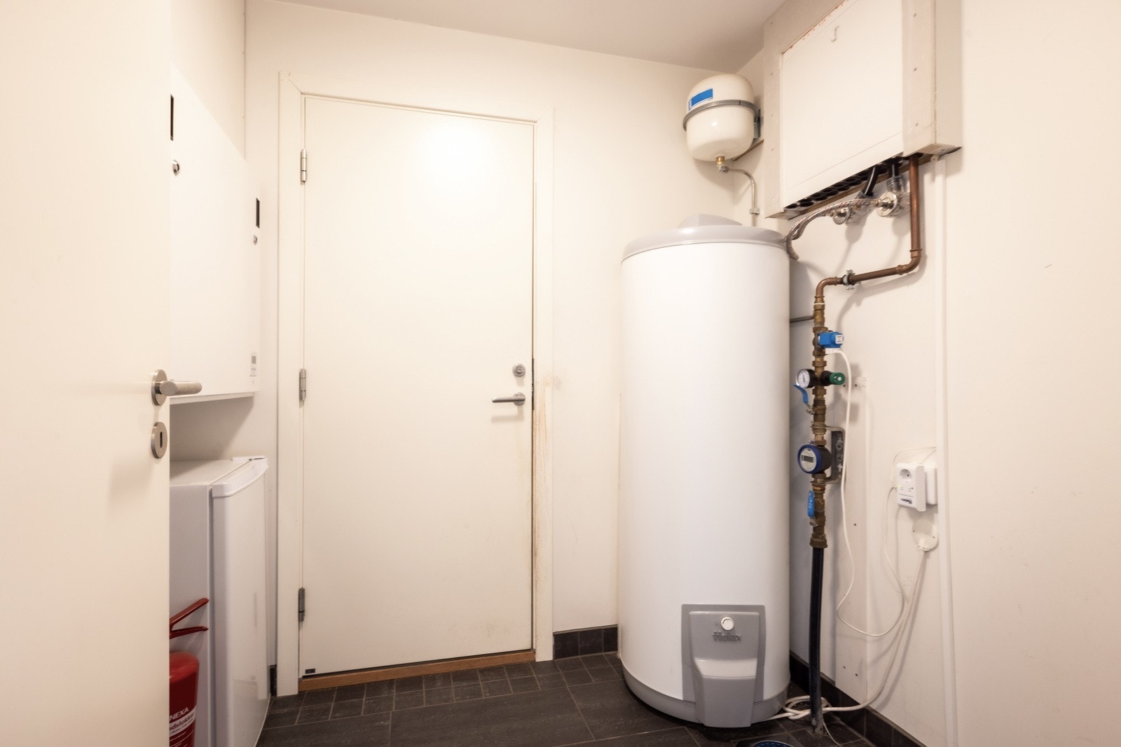Ryddig teknisk rom med varmtvannstank og ventilasjonsanlegg - boligen er utstyrt med moderne tekniske installasjoner som bidrar til lavt energiforbruk og energimerke A. Galleribilde