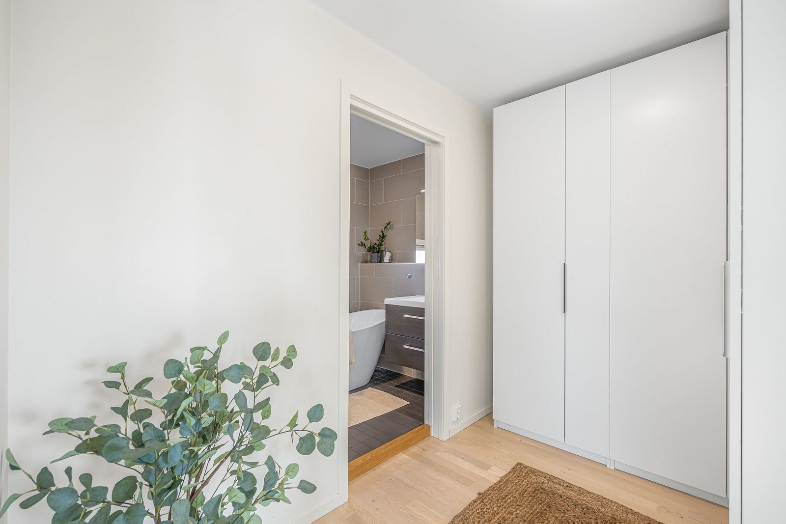 Praktisk garderobe mellom hovedsoverom og bad. Galleribilde