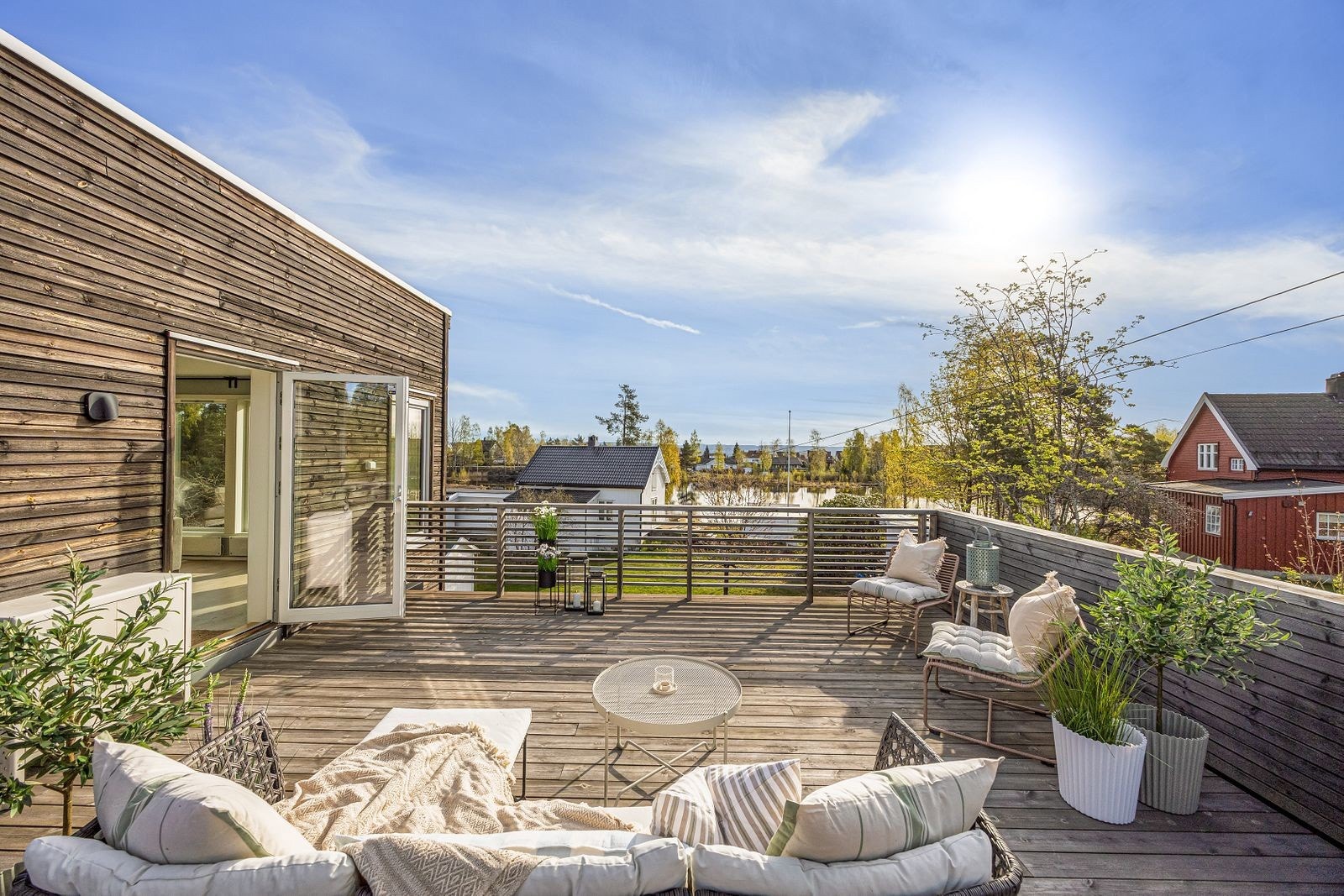 Takterrassen på 35 m² er et naturlig samlingspunkt med sol store deler av dagen og herlig utsikt mot tjernet. Galleribilde