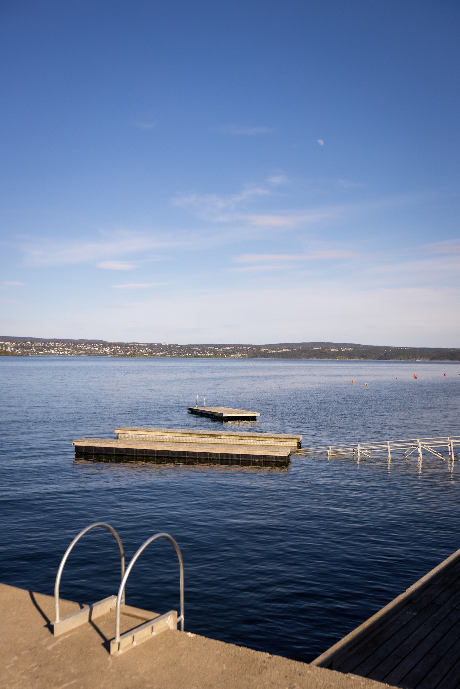 Stille fjord, blå himmel og en brygge som venter - nærområdets badeplasser gjør at man sjelden lengter til syden. Galleribilde