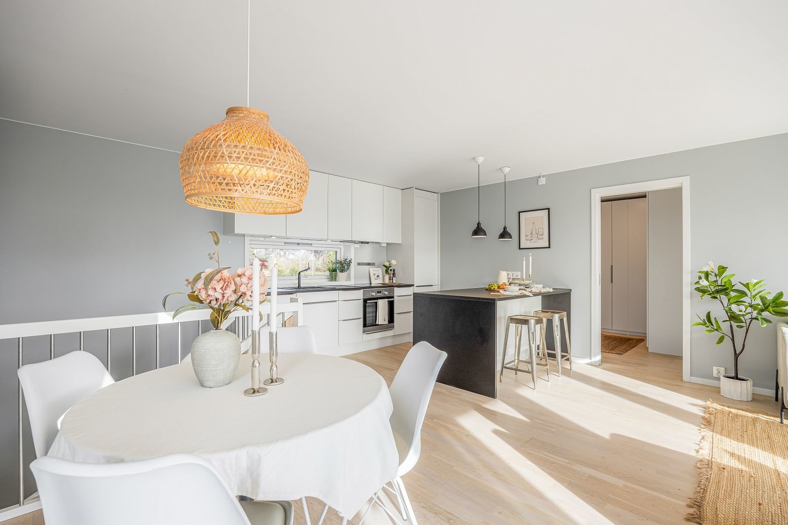 Fin åpen løsning, hyggelig og sosialt for hverdag og fest! Galleribilde