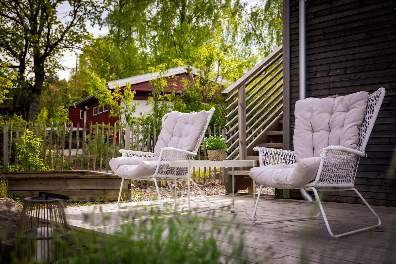 Grønt og rolig rundt deg, kaffen i hånden - terrassens nære kontakt med hagen gjør den til et naturlig fristed store deler av året. Galleribilde
