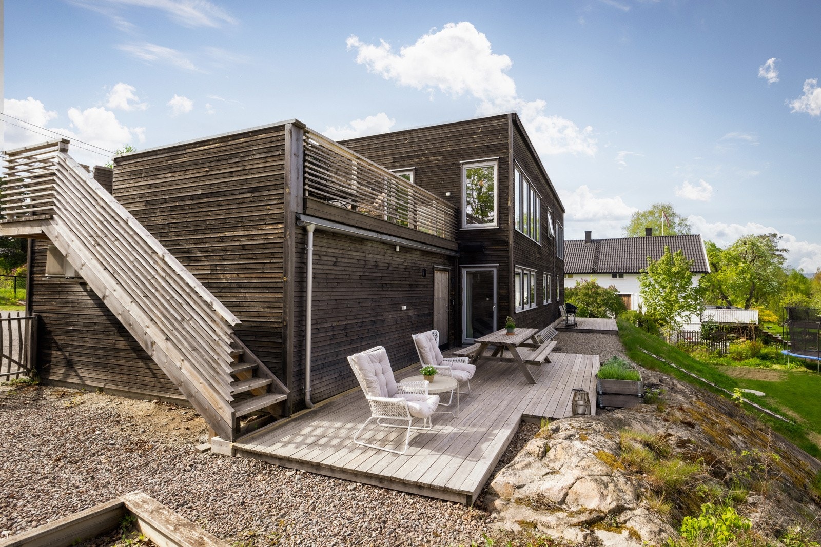 Boligen byr på uteplass i to nivåer - en romslig terrasse i bakkeplan og takterrassen øverst, begge med gode solforhold og utsyn mot naturen. Galleribilde