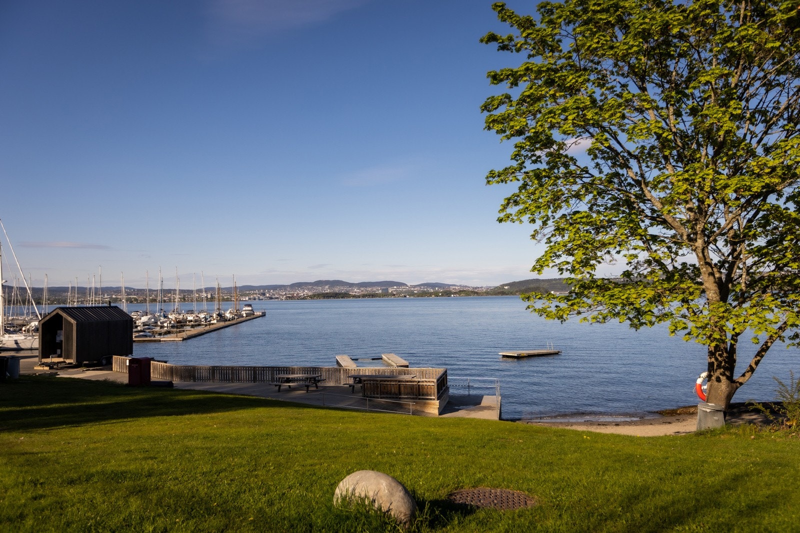 Oksval badestrand - en av Nesoddens mange populære badeplasser langs fjorden, kort vei fra boligen og perfekt for sommerdager i solen. Galleribilde
