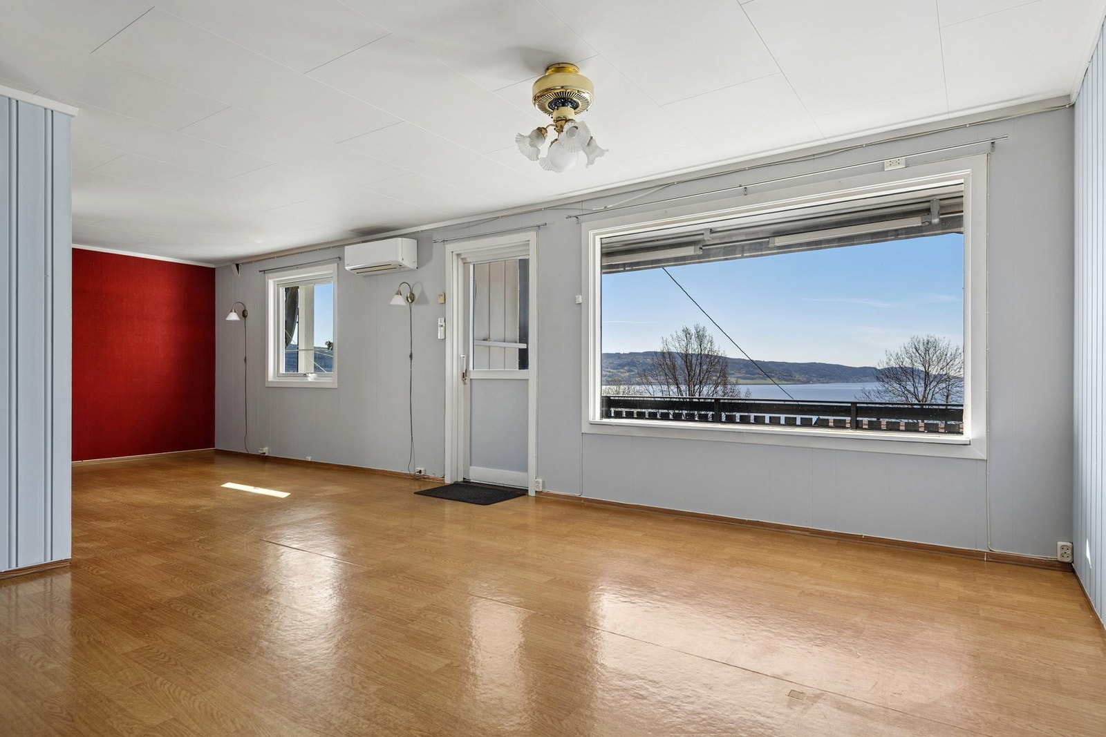 De store vindusflatene gir rikelig med naturlig lysinnslipp. Galleribilde