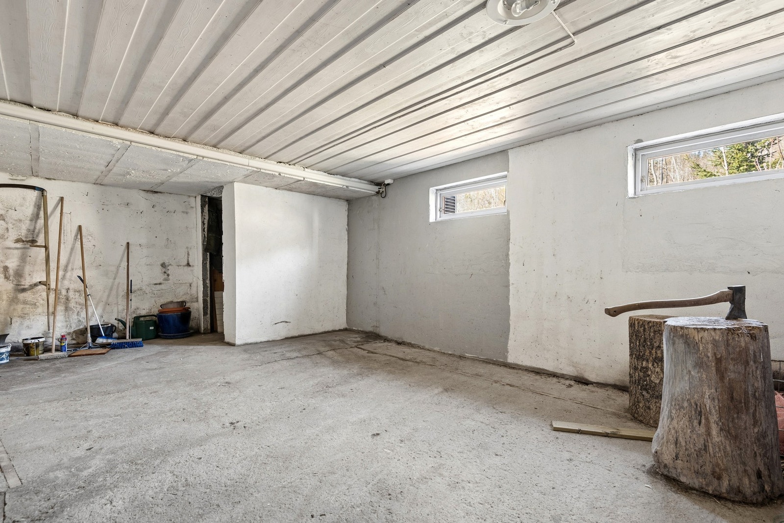 Underetasje med 3 store rom og separat inngang. Galleribilde