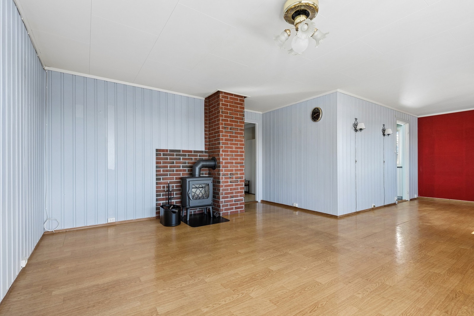 Vedovnen og varmepumpen sørger for en jevn og god innetemperatur gjennom hele året. Galleribilde