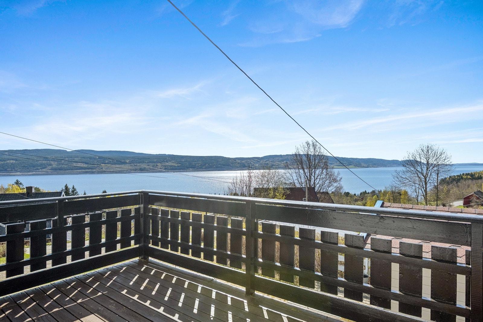 Fra balkongen nytes en nydelig utsikt over Mjøsa og gode solforhold. Galleribilde