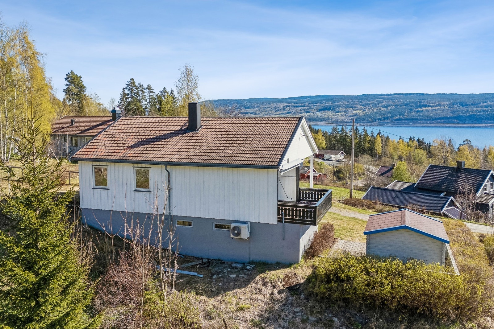 Eiendommen byr på gode utsiktsforhold og rikelig med sol. Galleribilde