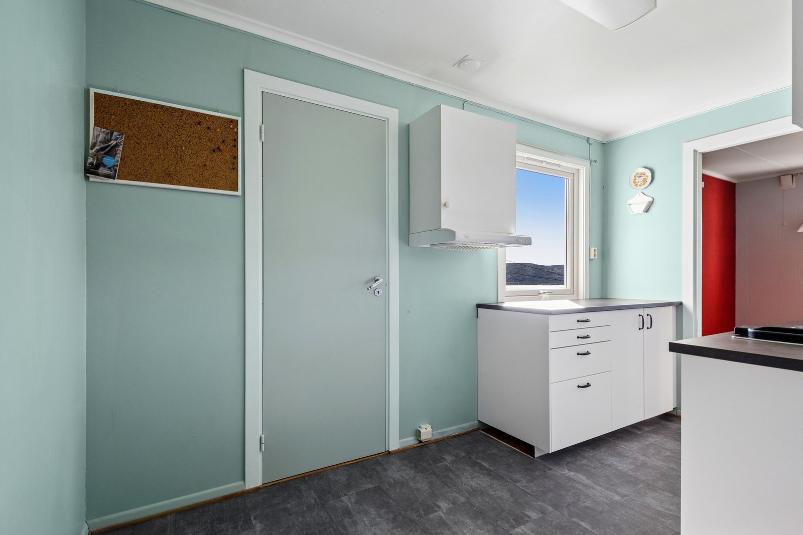 Det er plass til spisebord på kjøkkenet. Galleribilde