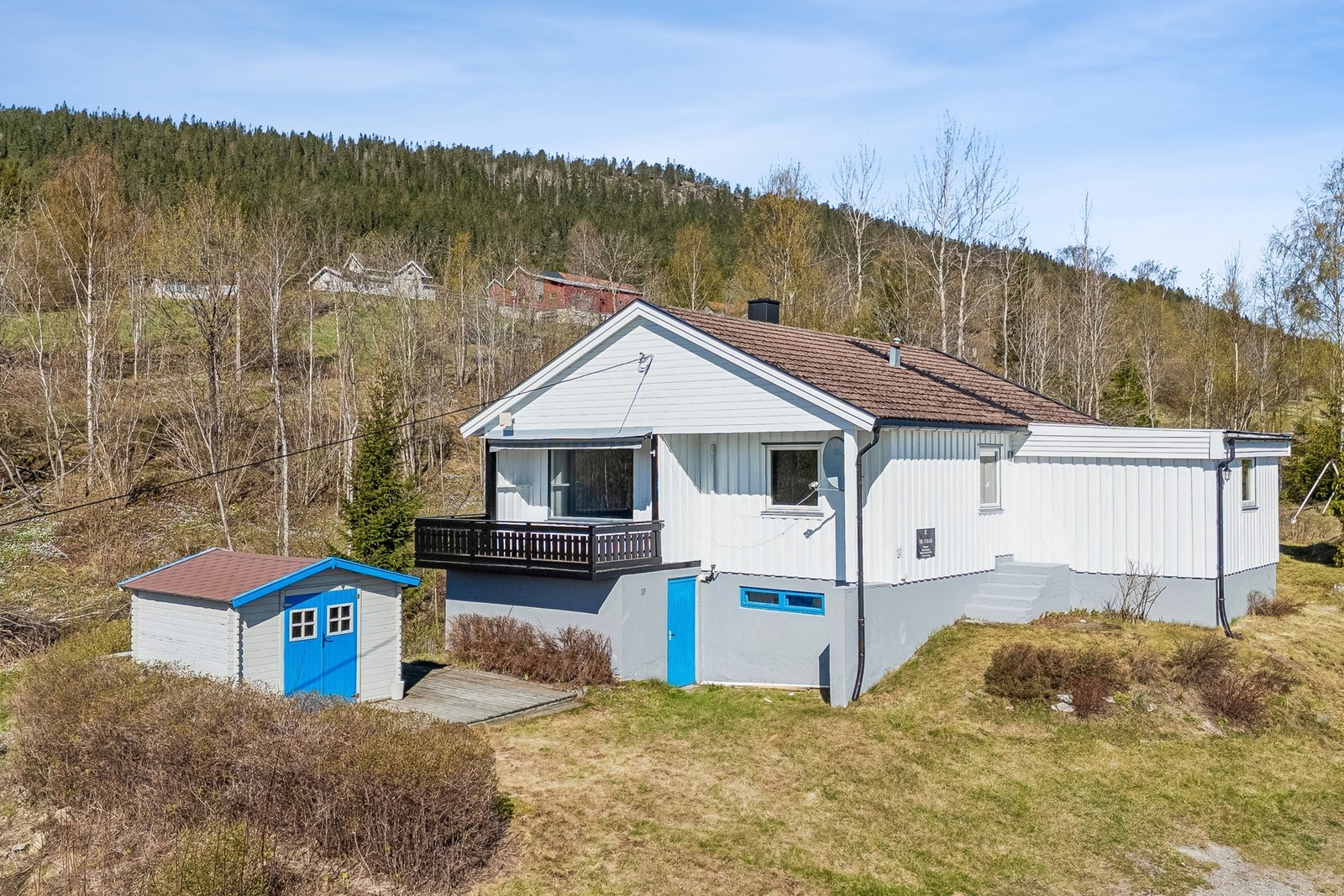 Innvendig og utvendig nyvask, nymaling og utskifting av råtne bord - alt utført april 2026. Galleribilde