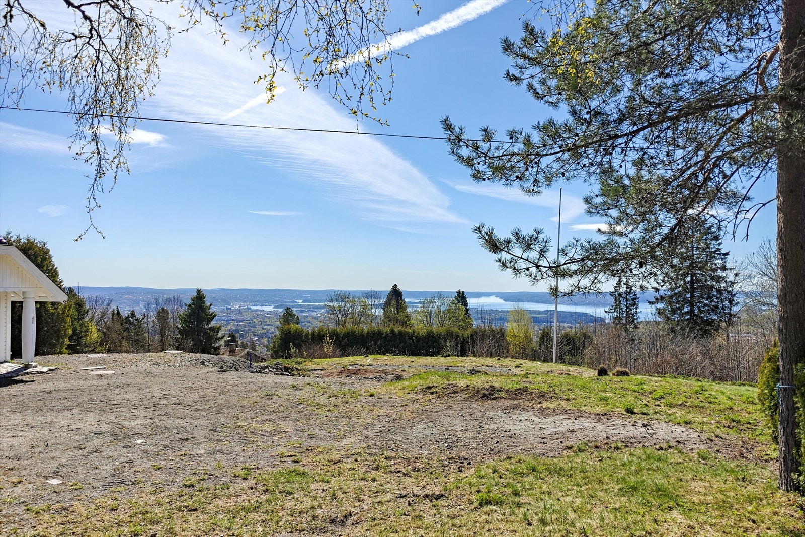 Eiet tomt på brutto ca. 2 456,90 m² Galleribilde