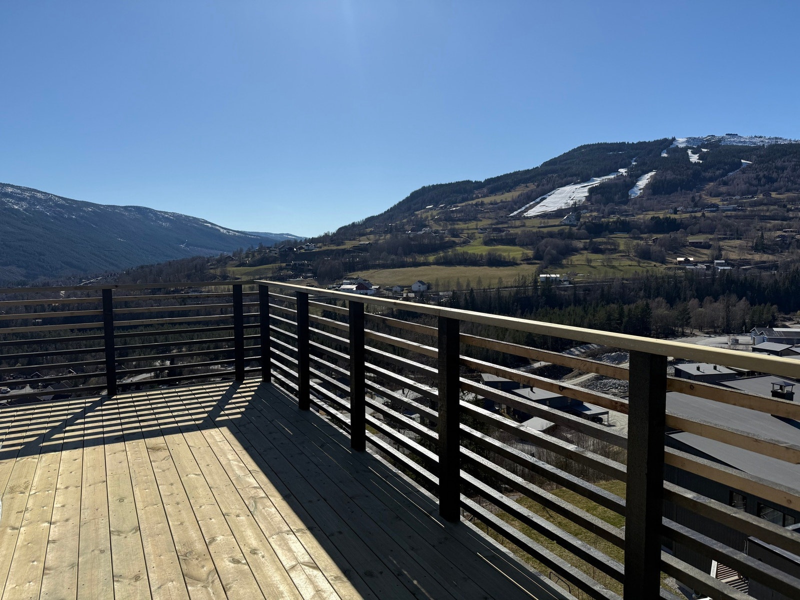 Fra stue/kjøkken er det utgang til en stor og solrik terrasse. Galleribilde
