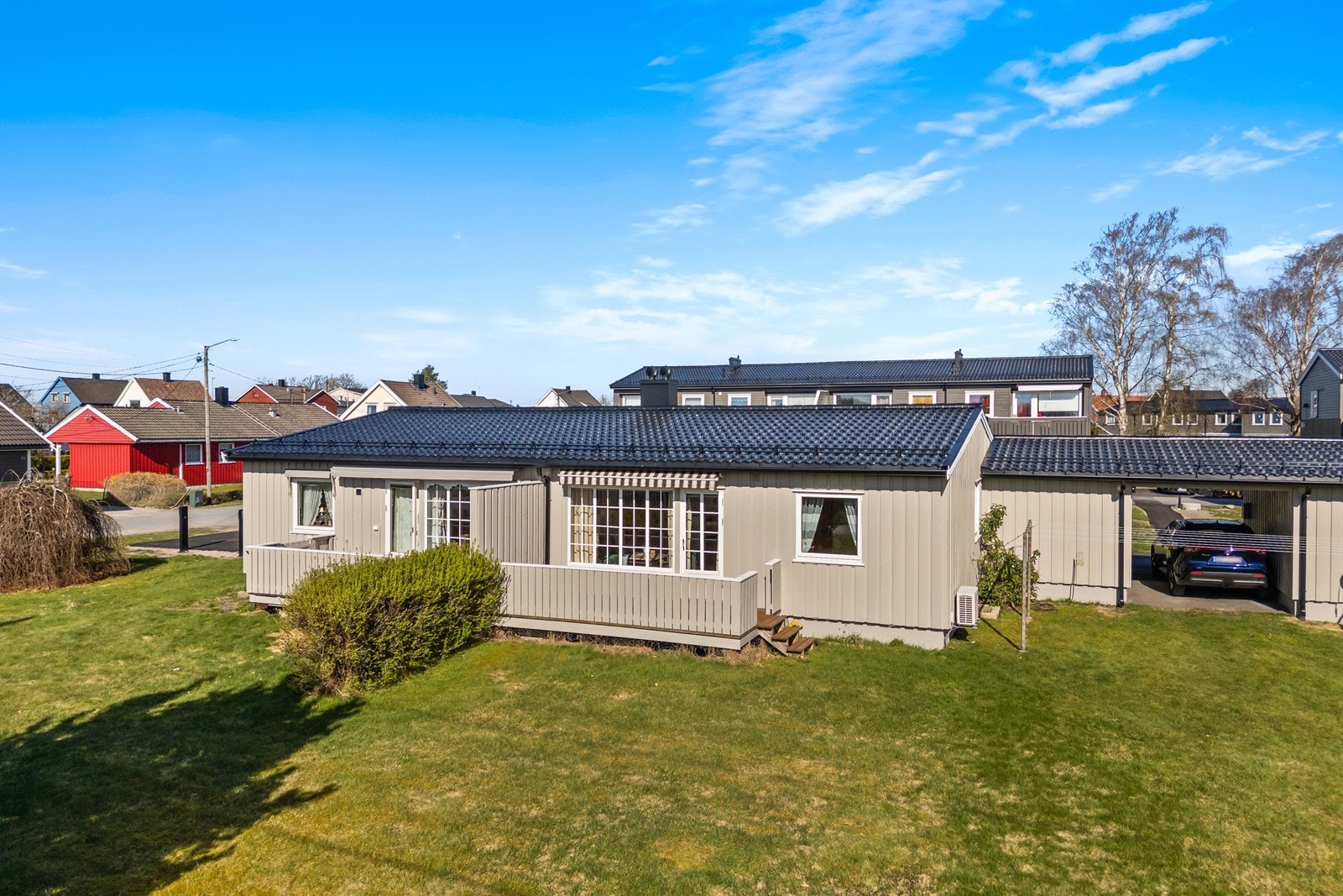 Romslig terrasse som har trapp ned til felles grøntareale. Galleribilde