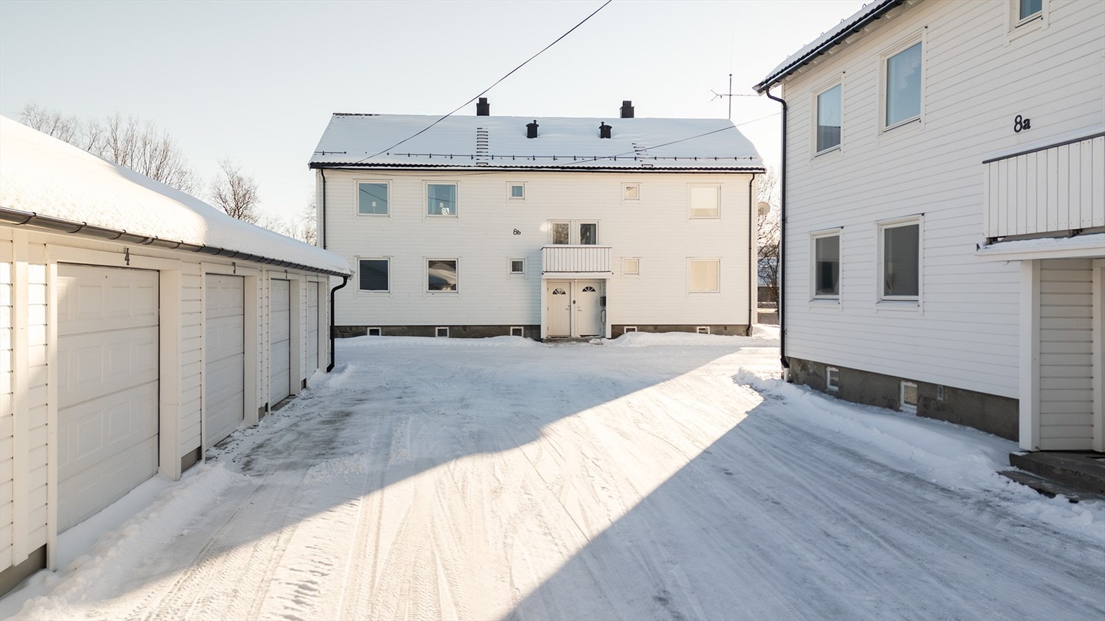 Garasje på ca. 20 kvm like ved inngangsdøren Galleribilde