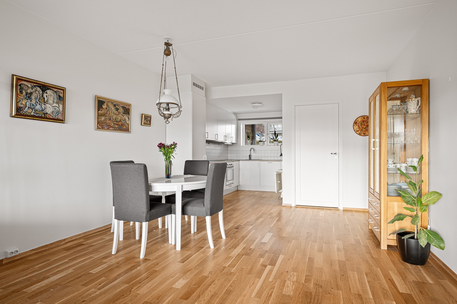 Gjennomlyst stue. Galleribilde