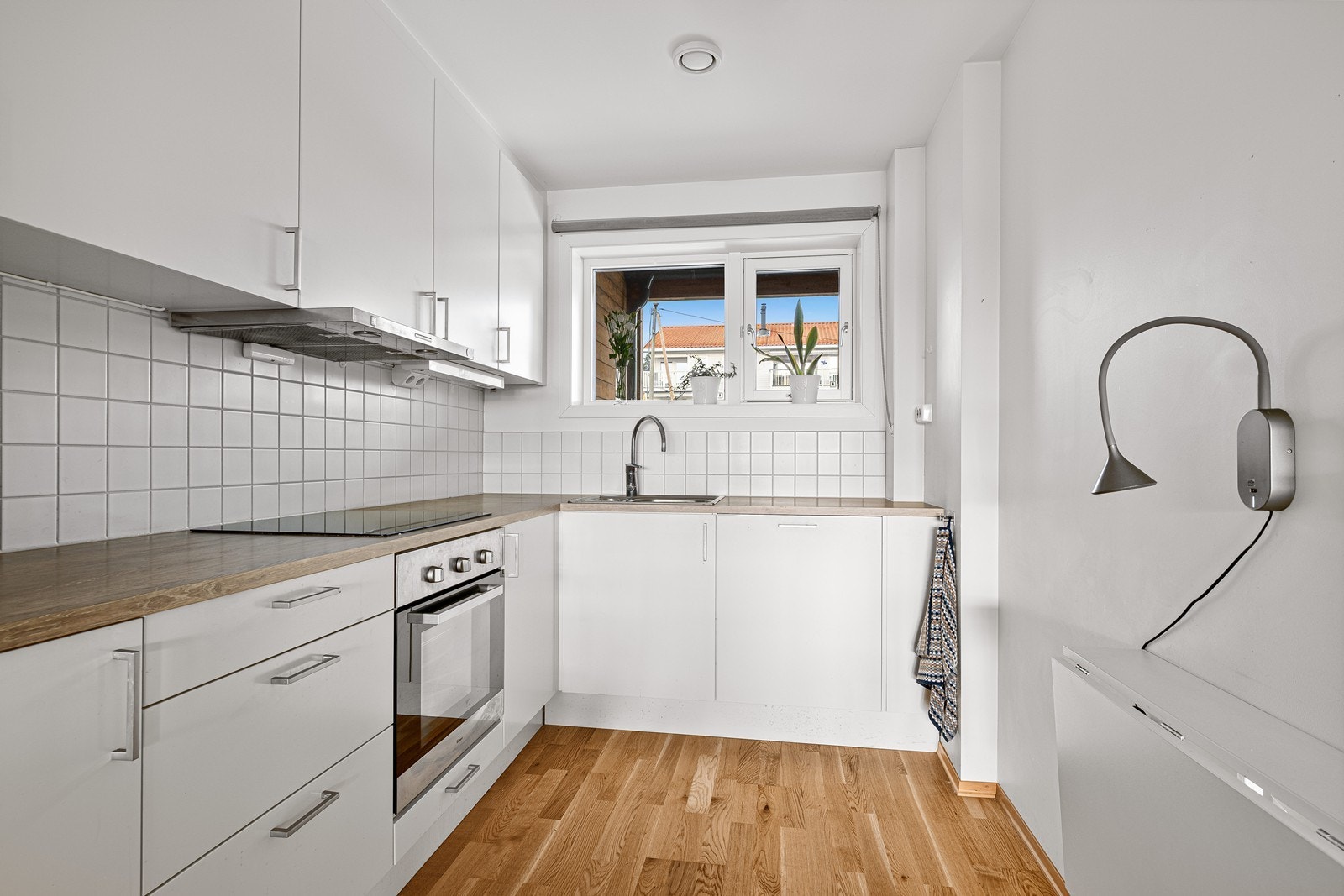 Det er flis på vegg langs benkeplate for enklere rengjøring. Galleribilde