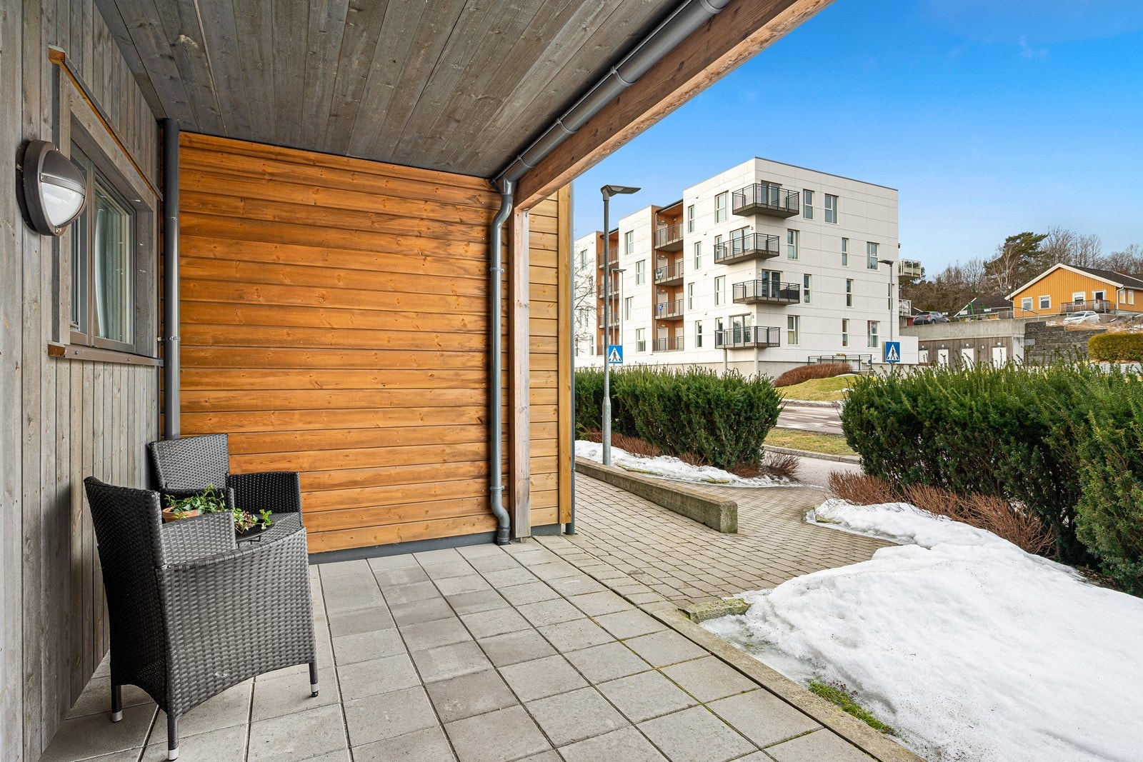 Boligen byr på flere uteplasser slik at man kan få mest mulig solforhold. Galleribilde