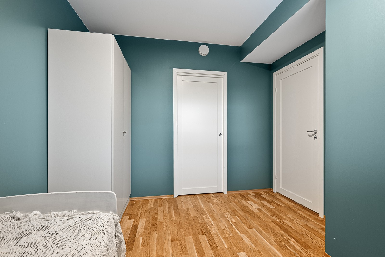 Fra soverom ll har du en praktisk tilgang til en bod. Galleribilde