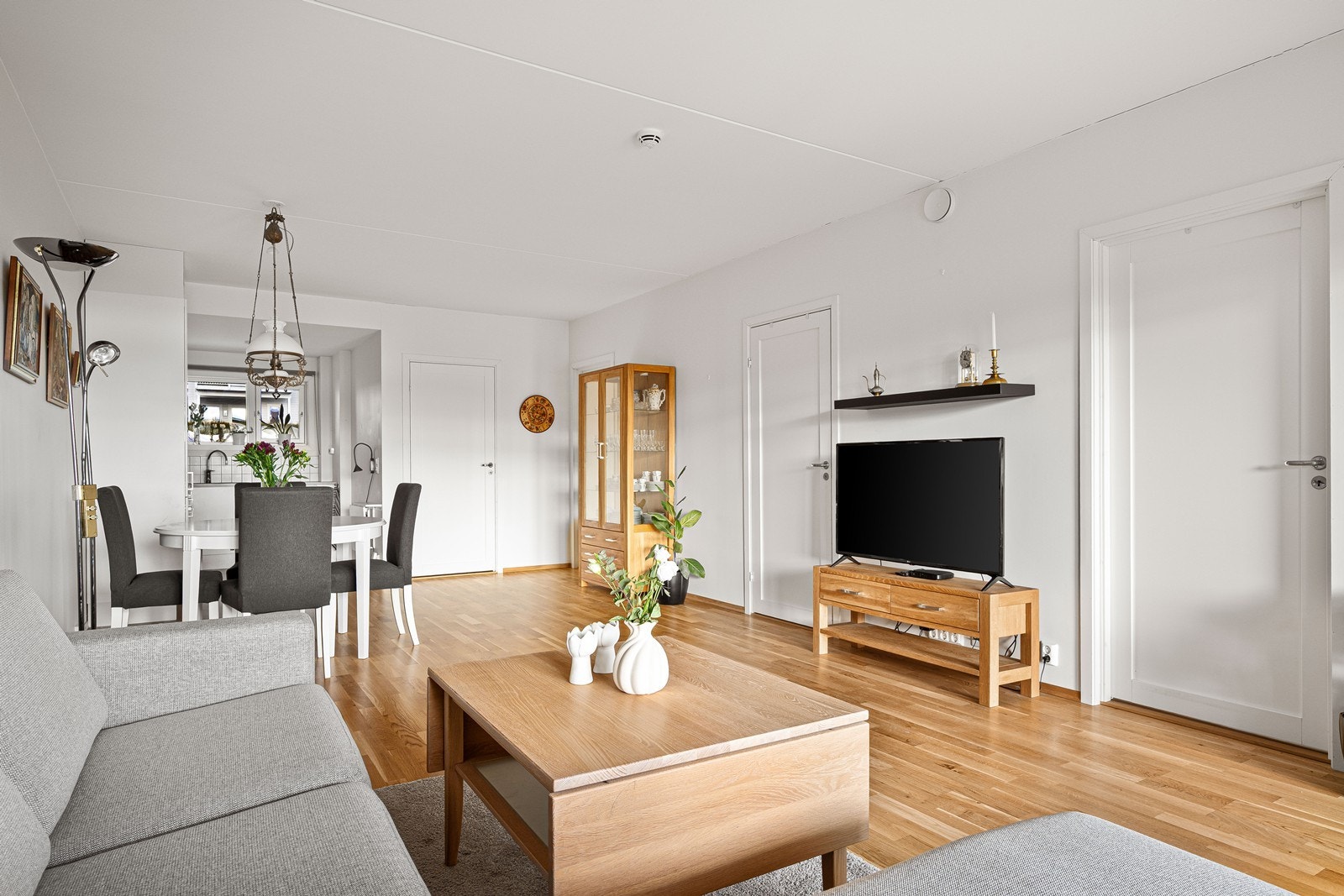 Leiligheten har et gjennomgående design, med slette hvite overflater. Galleribilde