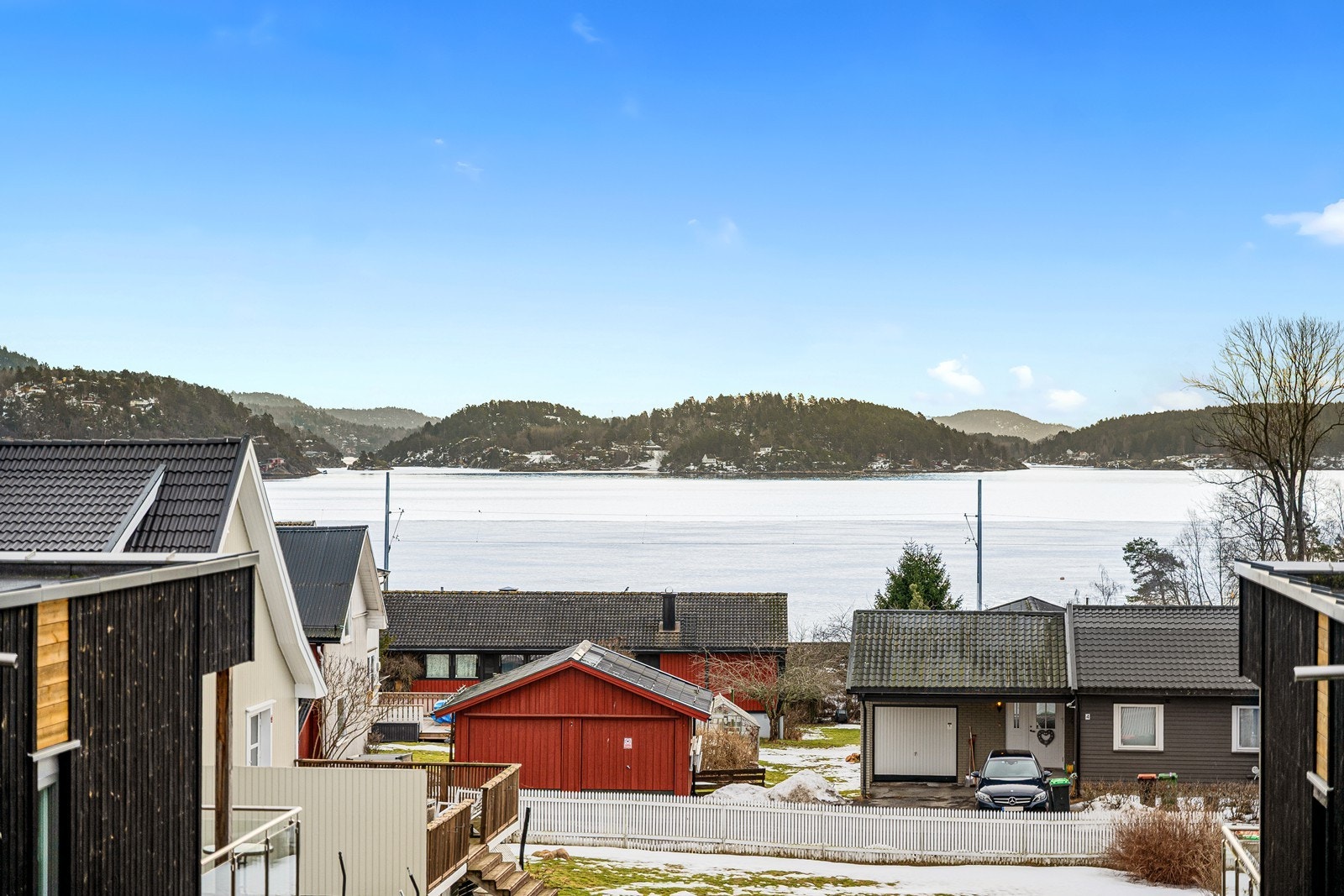 Fra verandaen har du sjøutsikt utover Heistadbukta. Galleribilde