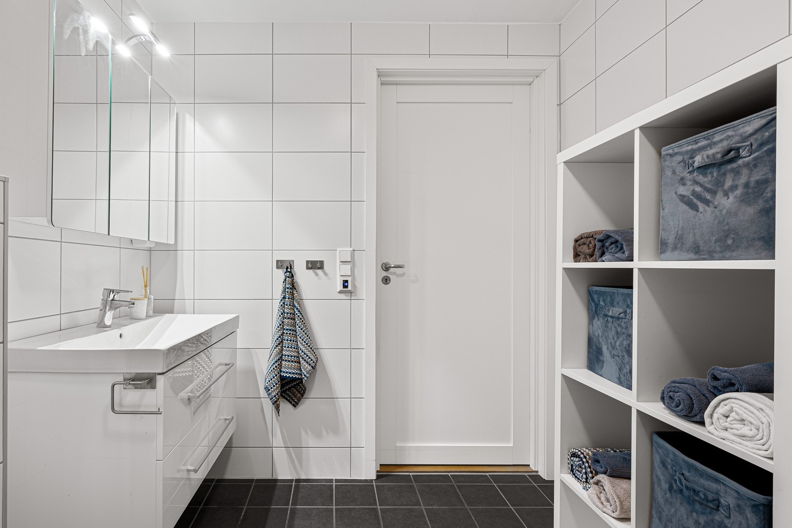 Badet er romslig, og har en servantseksjon med skuffer og et speilskap med integrerte lys. Galleribilde