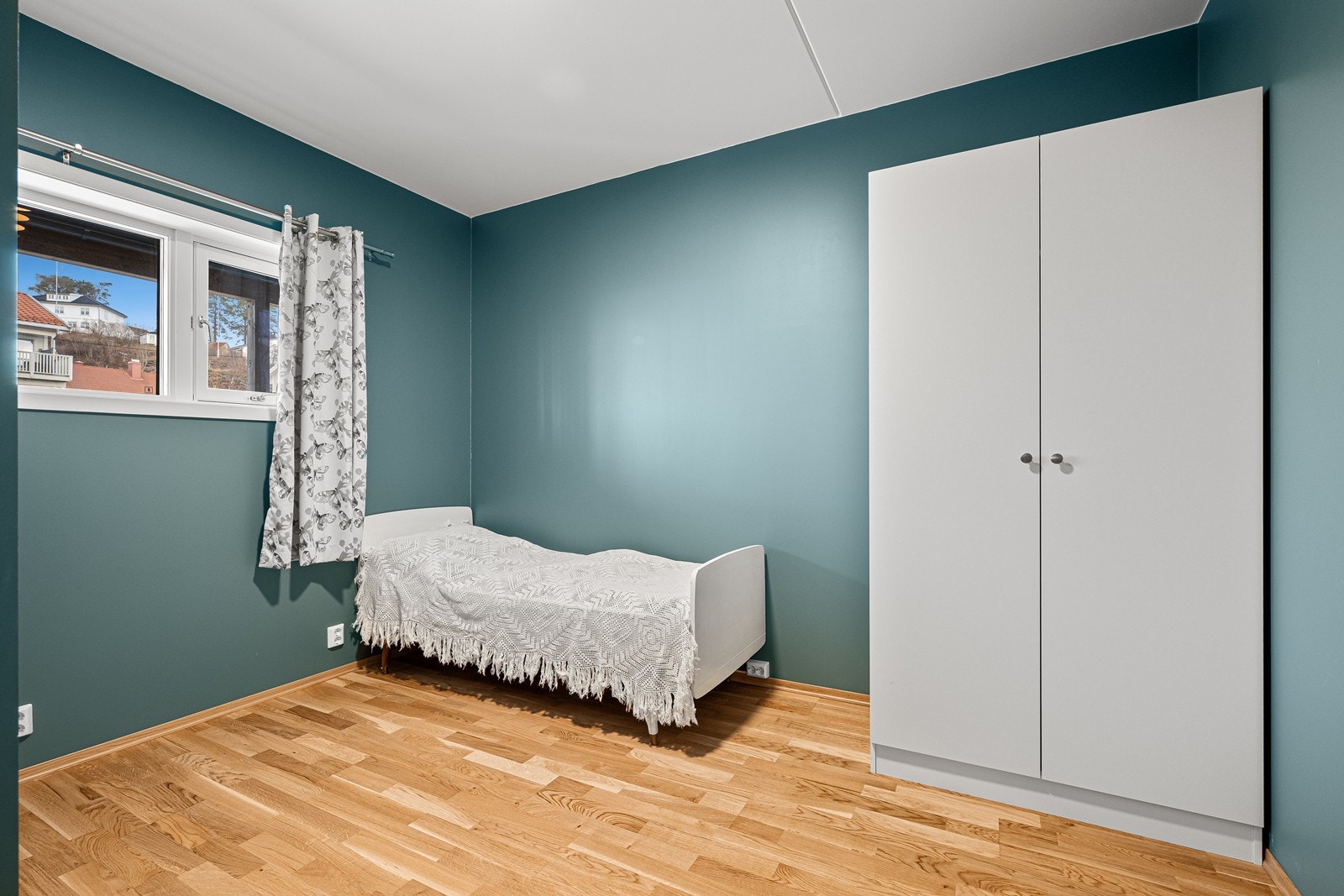 Soverom ll, har en god størrelse, med parkett på gulvet og malte slette flater på både vegger og tak. Galleribilde