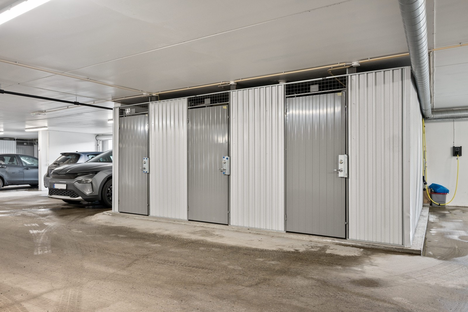 Bygget har egen parkeringskjeller med tilhørende boder. Galleribilde