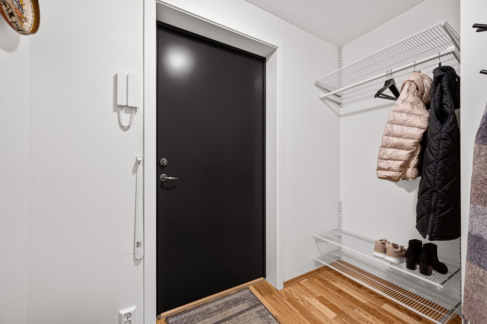 Romslig entré med gode oppbevaringsmuligheter. Galleribilde