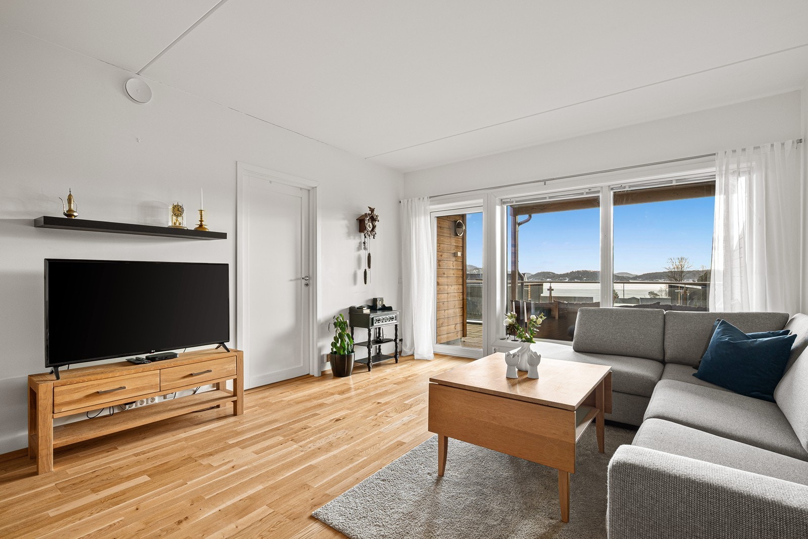 Fra stuen kan du se utover Heistadbukta. Galleribilde