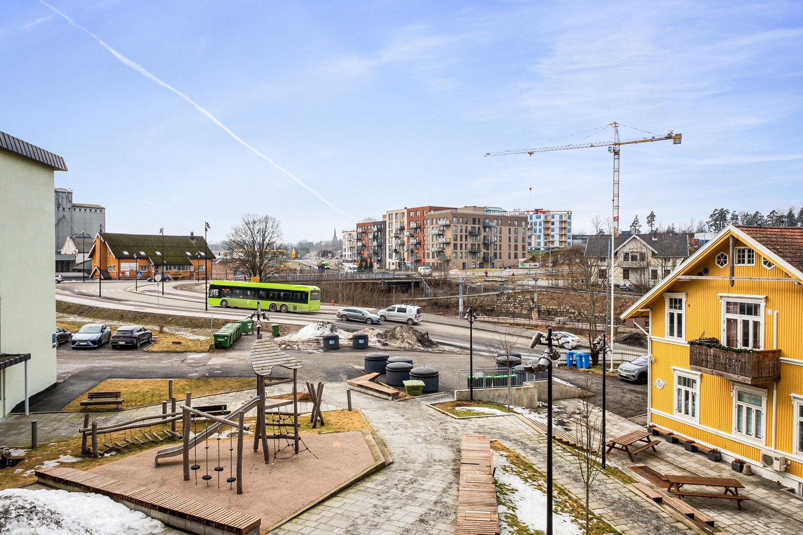 Boligen har en attraktiv beliggenhet midt i Vestby sentrum, med kort vei til butikker, servicetilbud og kollektivtransport. Samtidig er det kort avstand til flotte tur- og friluftsområder. Galleribilde