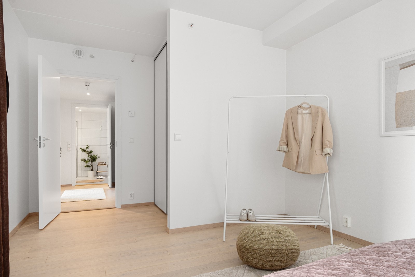 Soverommet har walk-in garderobe, skjult bak skyvedør. Galleribilde
