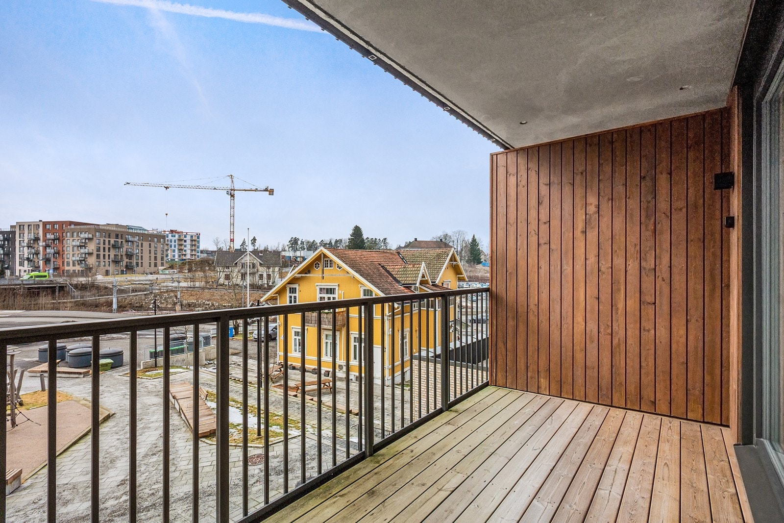 Balkongen har tregulv for en lun følelse og rekkverk i stål. Galleribilde