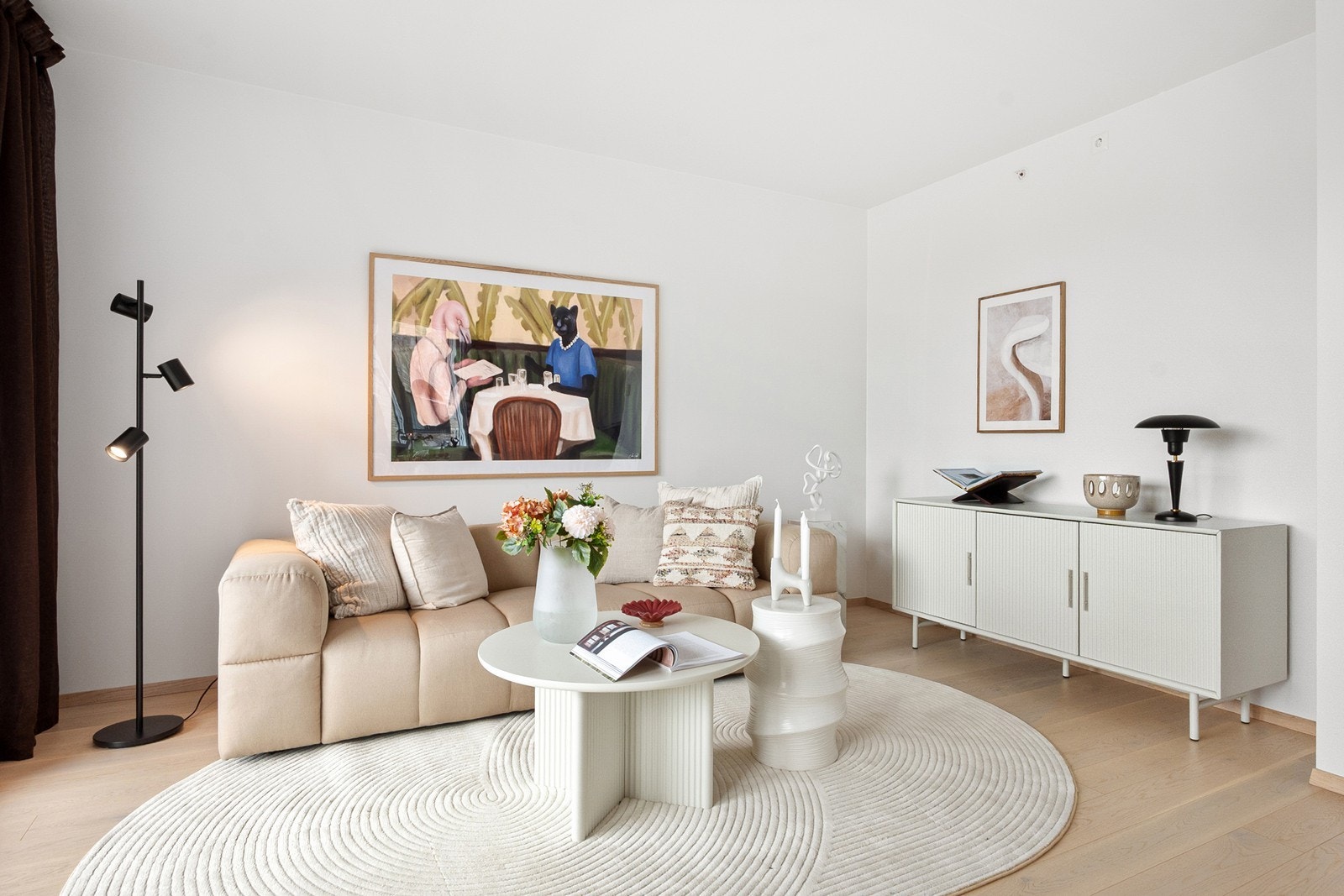 Det er gjennomgående 1-stavs parkett på gulv og hvitmalte, slettmalte overflater på vegger og tak. Galleribilde