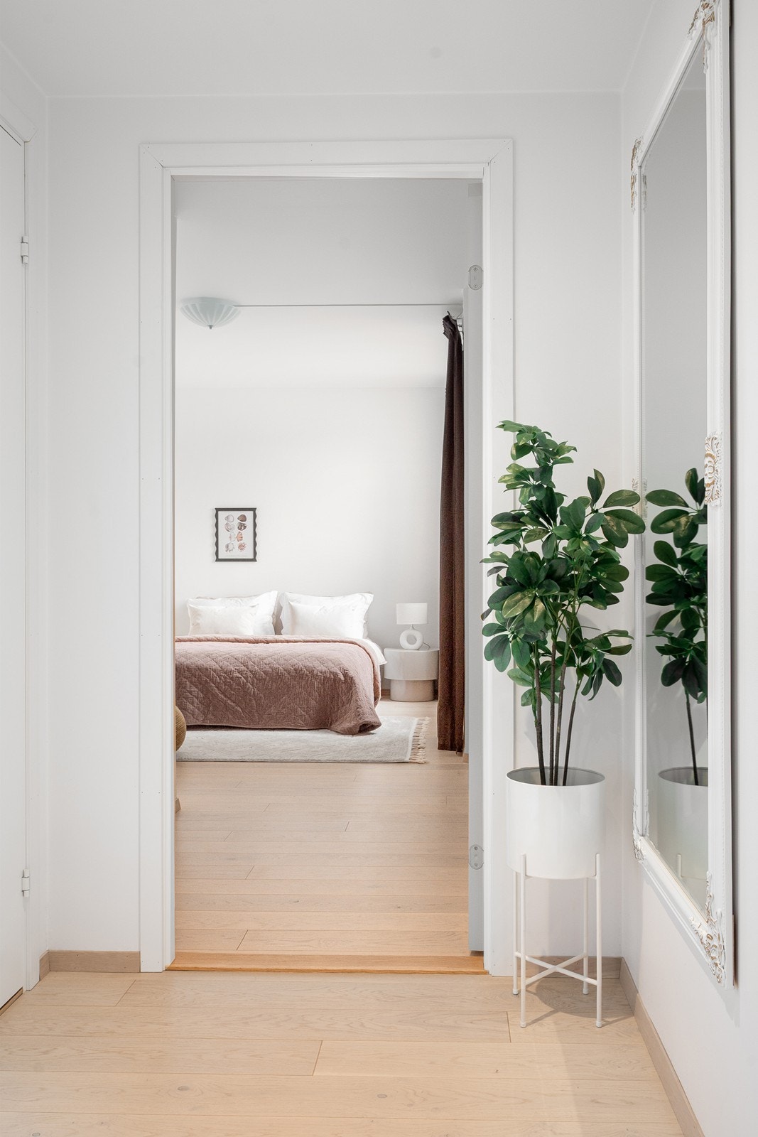 Leiligheten har ett stort soverom, med adkomts fra gangen. Galleribilde
