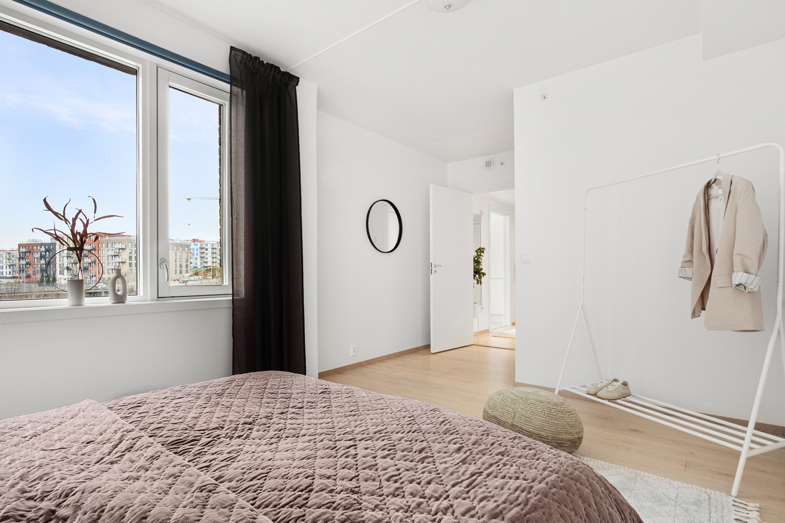 Vinduene gir godt med naturlig lys. Galleribilde