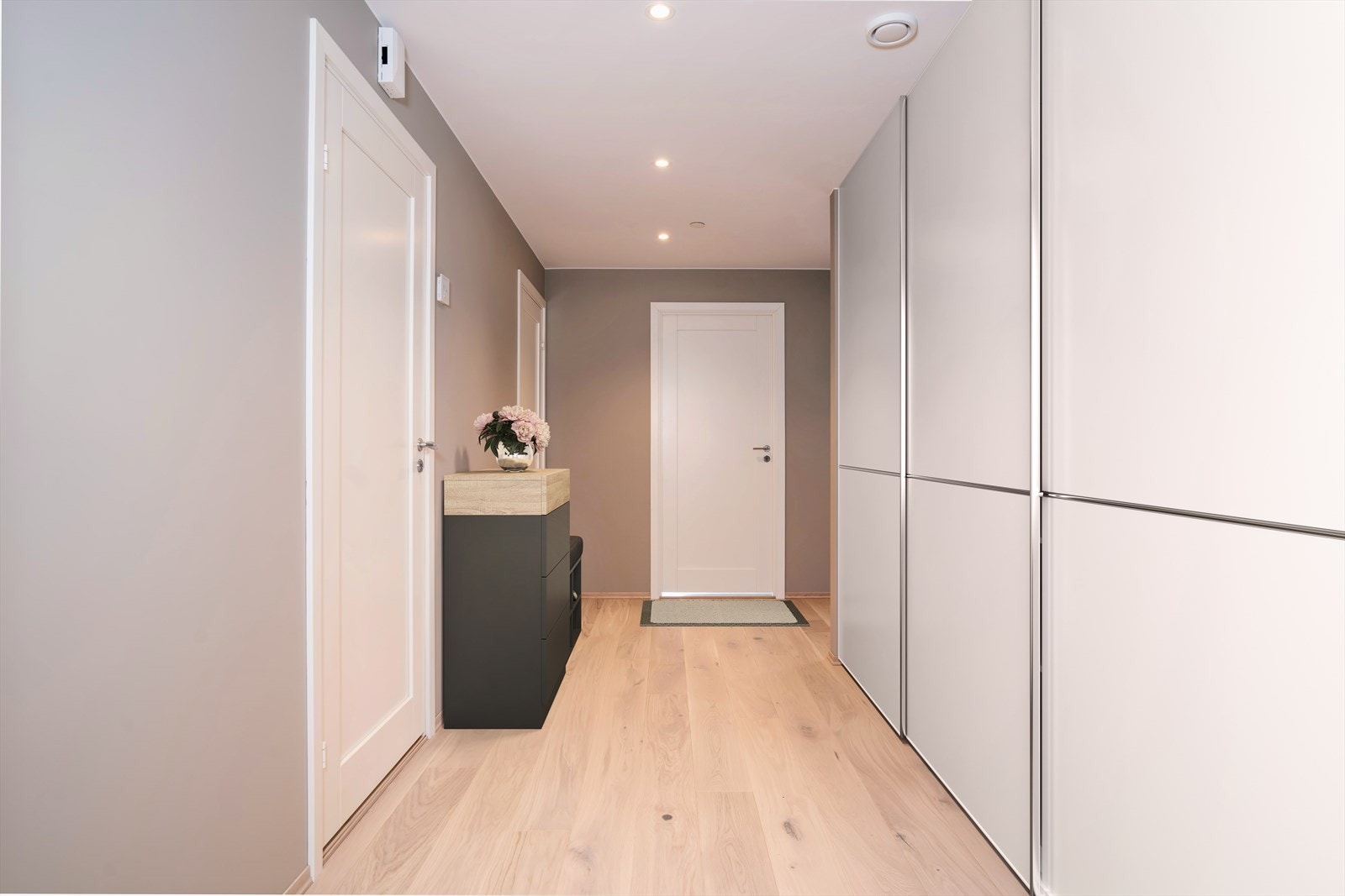 Med plass til skyvedørsgarderobe, gir rommet en praktisk oppbevaringsløsning i entréen. Digitalt møblert. Garderobe medfølger ikke. Galleribilde
