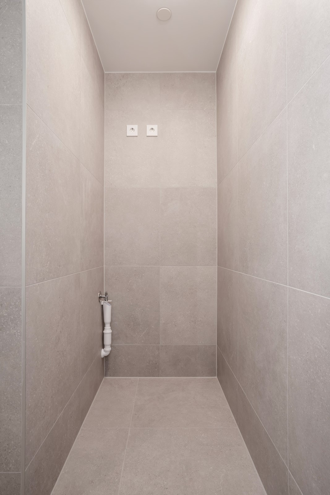 Badet har en vaskeromsnisje med opplegg for vaskemaskin, og er helfliset for enkel rengjøring. Galleribilde