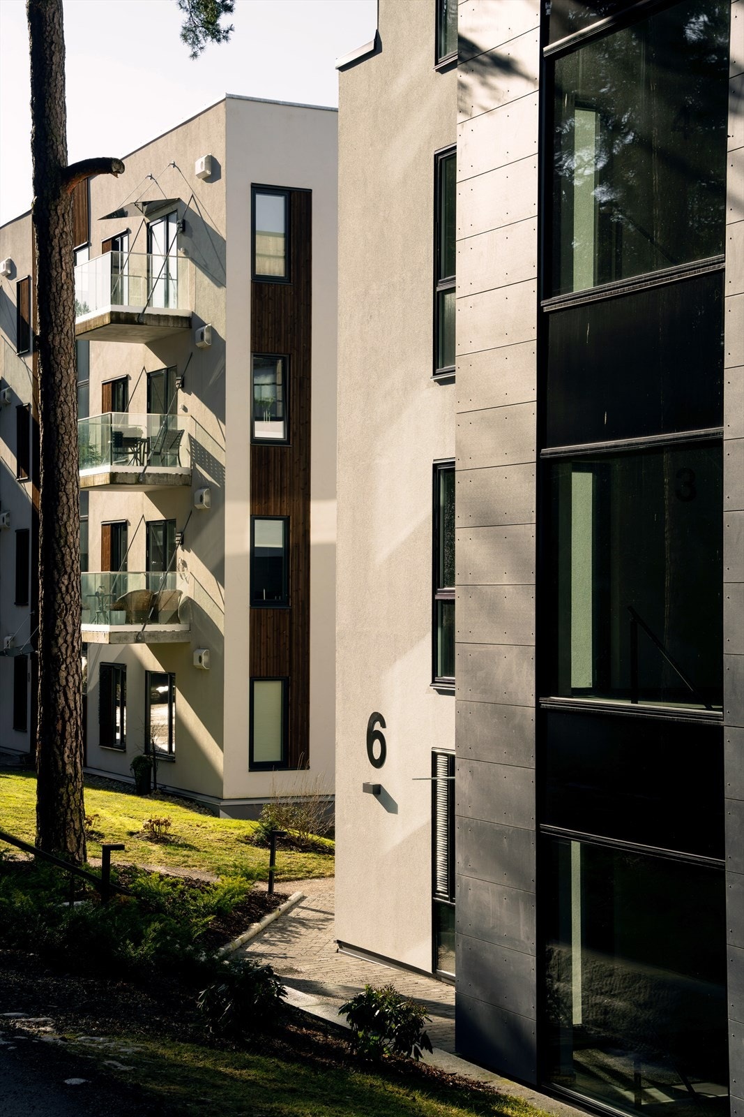 Omgivelsene inkluderer flere moderne bygninger med estetiske fasader. Galleribilde