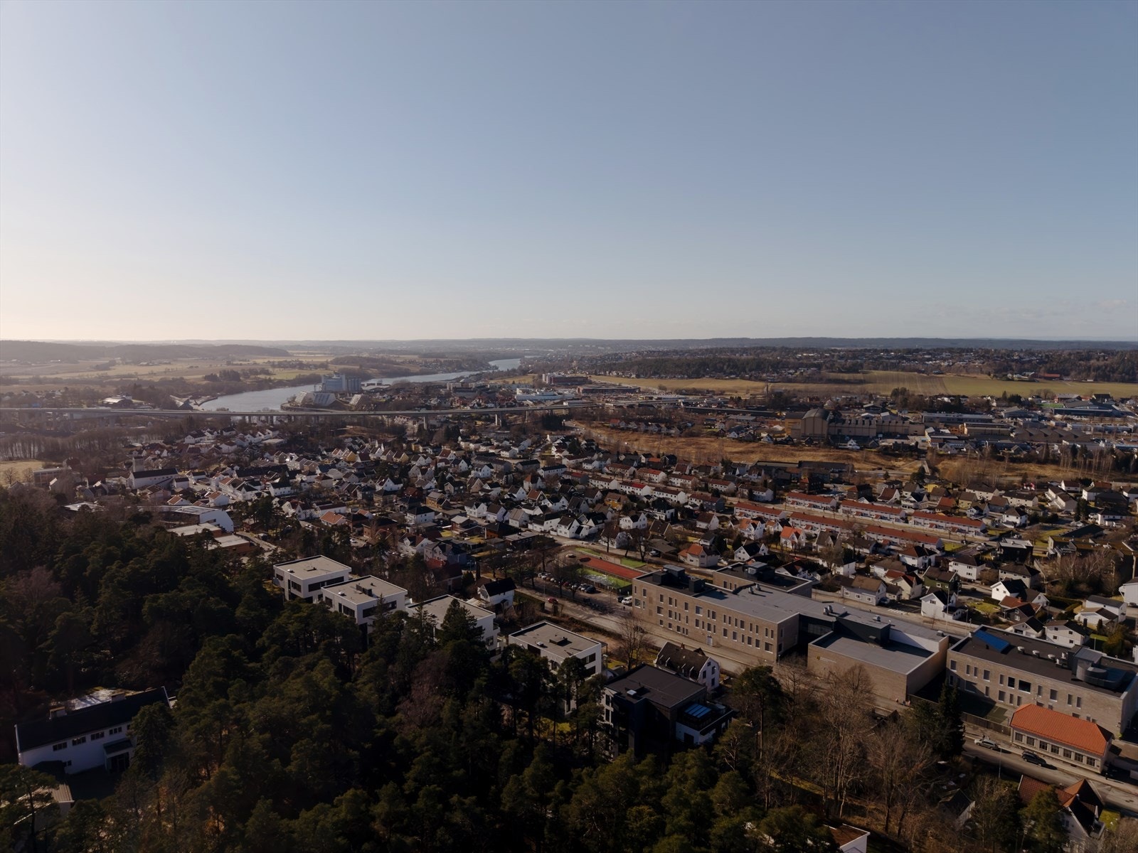Oversiktsbildet viser at eiendommen ligger med nærhet til både vann og landskap. Galleribilde