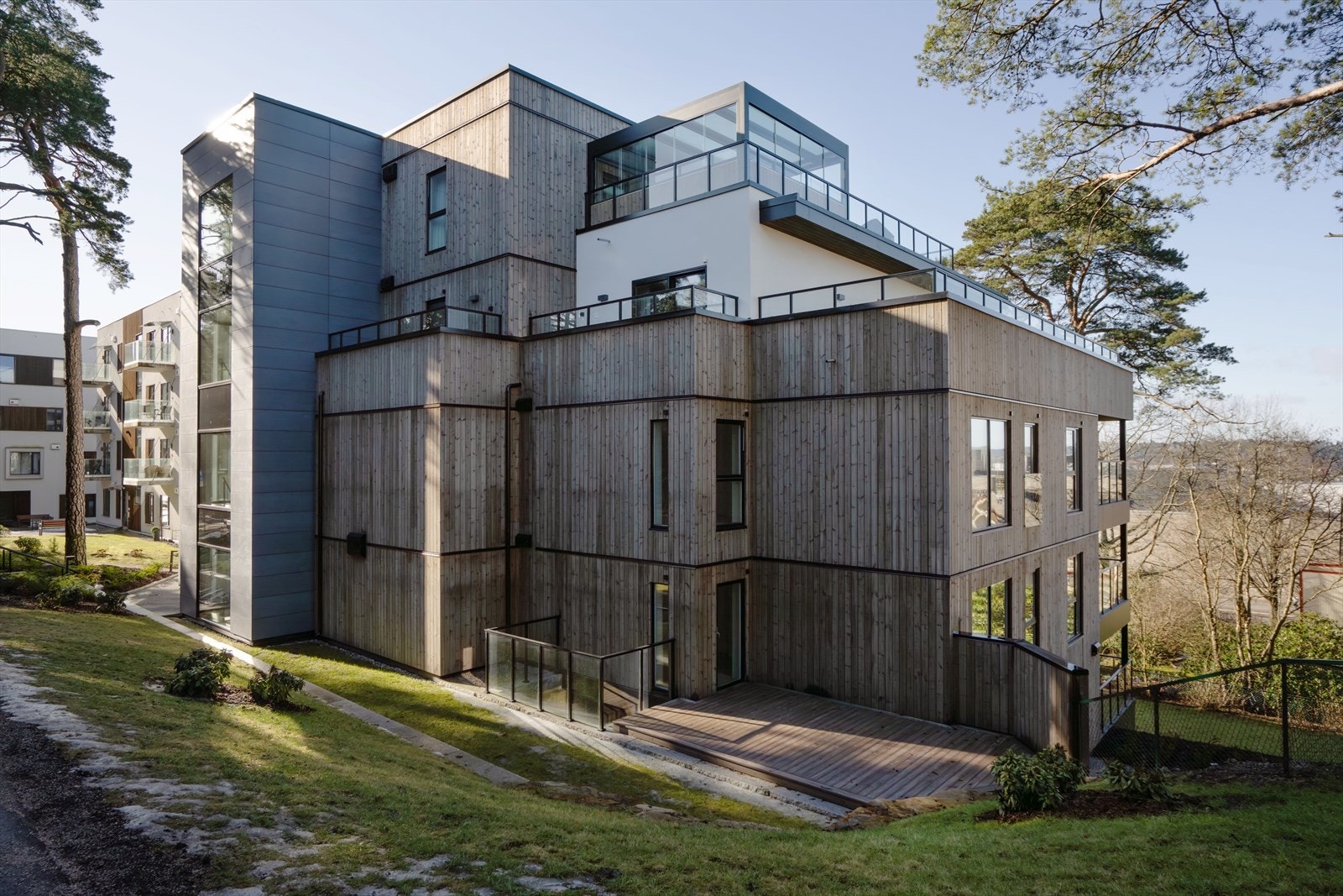 Eiendommen er omgitt av grøntområder. Galleribilde