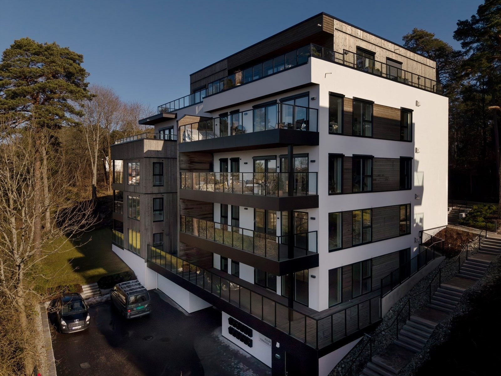 Bygningen har en moderne design med flere etasjer og store balkonger. Galleribilde
