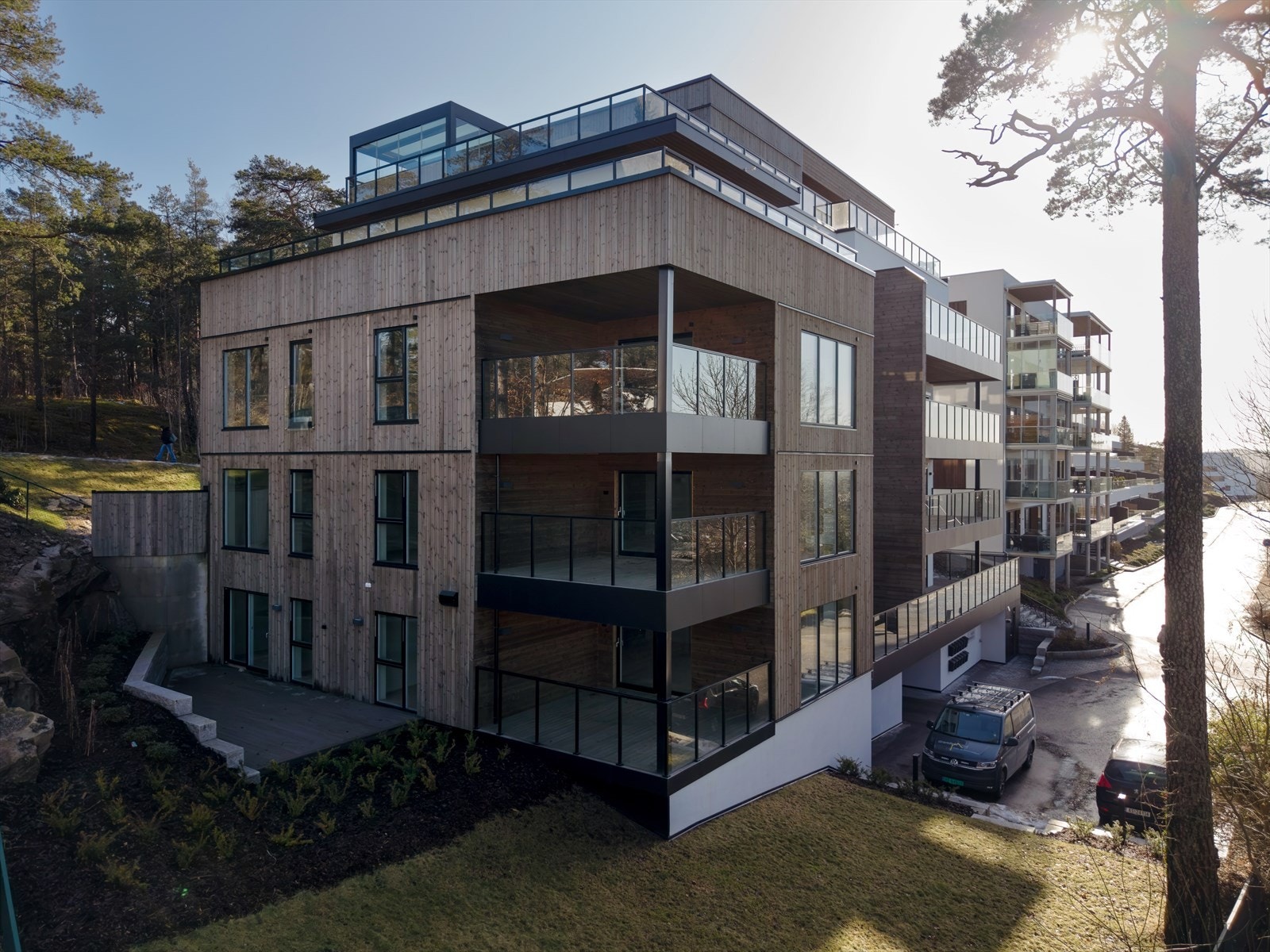 Bygningen har en moderne arkitektur med flere balkonger og store vindusflater. Galleribilde