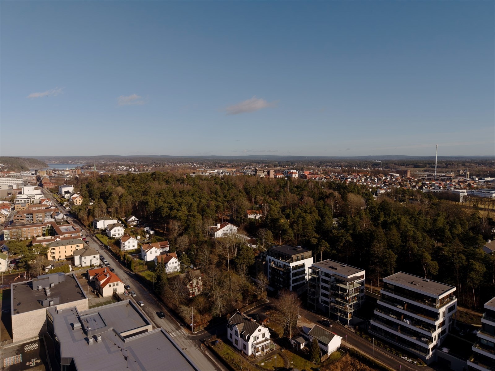 Området gir utsikt over byen og nærliggende grøntområder. Galleribilde