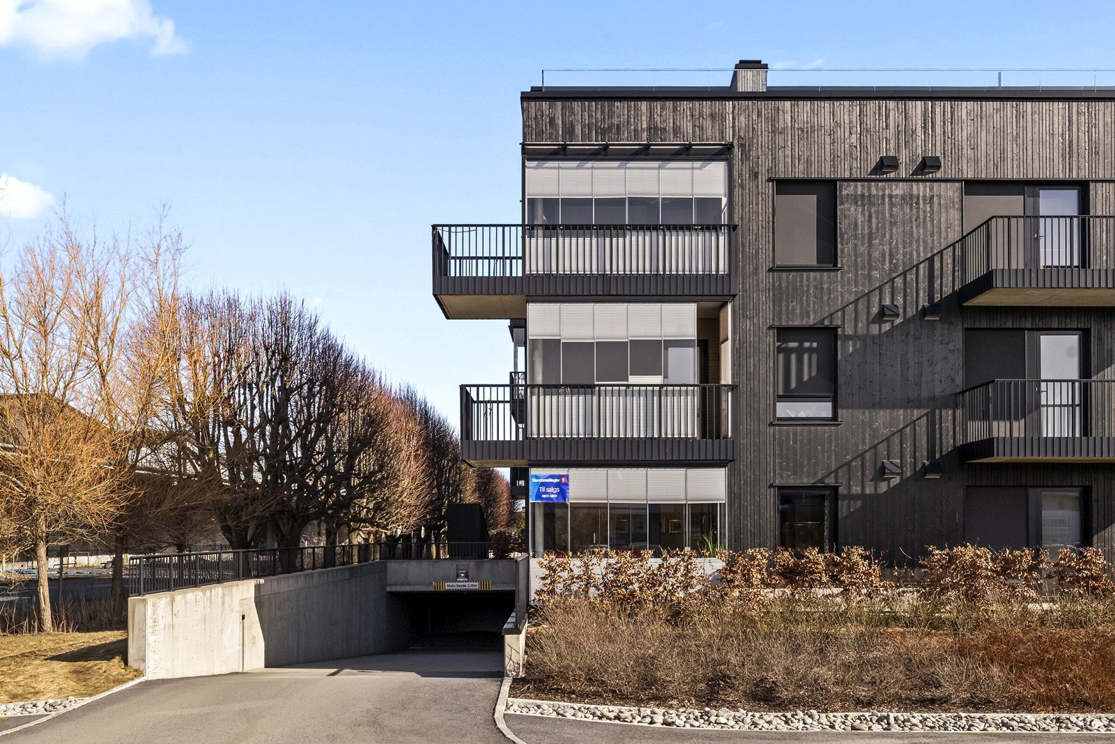 Direkte nedkjøring til det underjordiske garasjeanlegget fra utsiden med adkomst fra Varnaveien eller Ryggeveien fra baksiden. Galleribilde