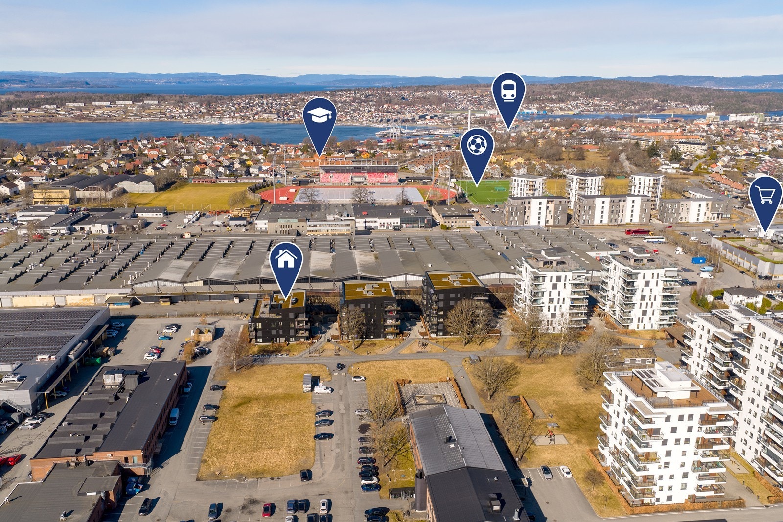 Sentral beliggenhet med gangavstand til skoler, idrettsanlegg og kollektivtransport. Lilleng helsepark og restaurant Ro ligger rett ved leiligheten. Galleribilde