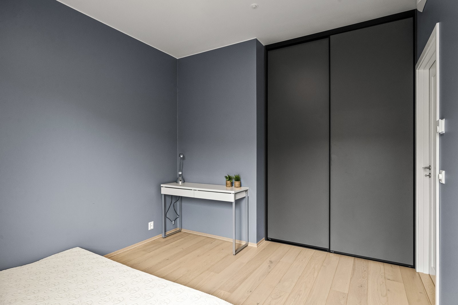 En stor skyvedørsgarderobe gir rikelig med oppbevaringsplass. Galleribilde