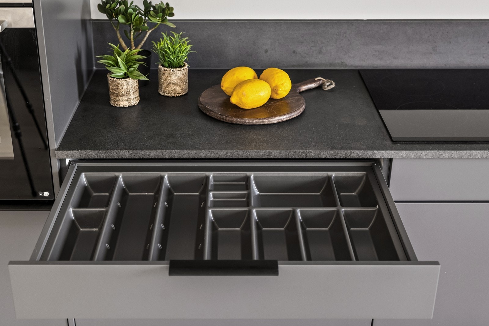 Praktiske og oversiktlige skuffeløsninger holder orden på kjøkkenutstyret. Galleribilde