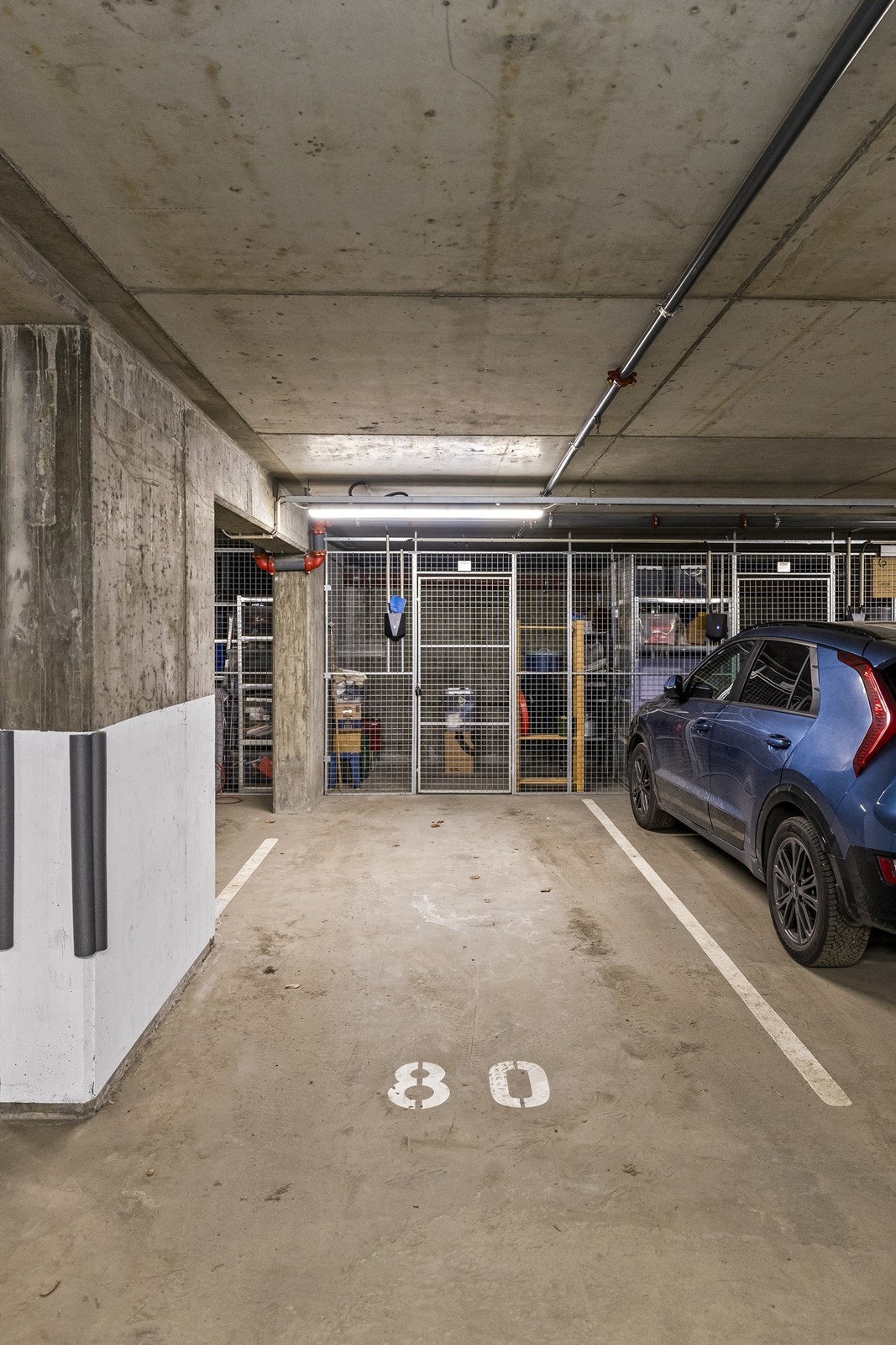 Leiligheten har en fast parkeringsplass i felles, underjordisk garasjeanlegg. Tilhørende sportsbod. Felles sykkelparkering i anlegget. Galleribilde