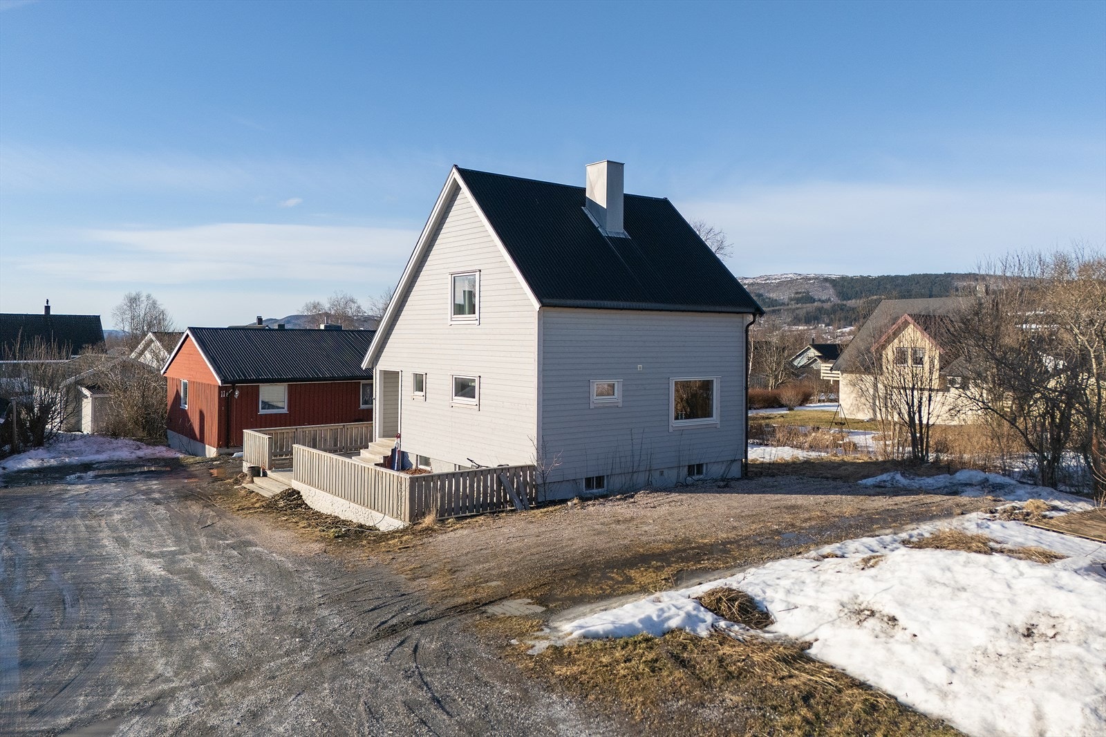 Utvendig kledning og vinduer i første etasje og loft fra 2018. Takrenner, beslag og nedløp i stål av nyere dato, trolig fra 2018. Galleribilde